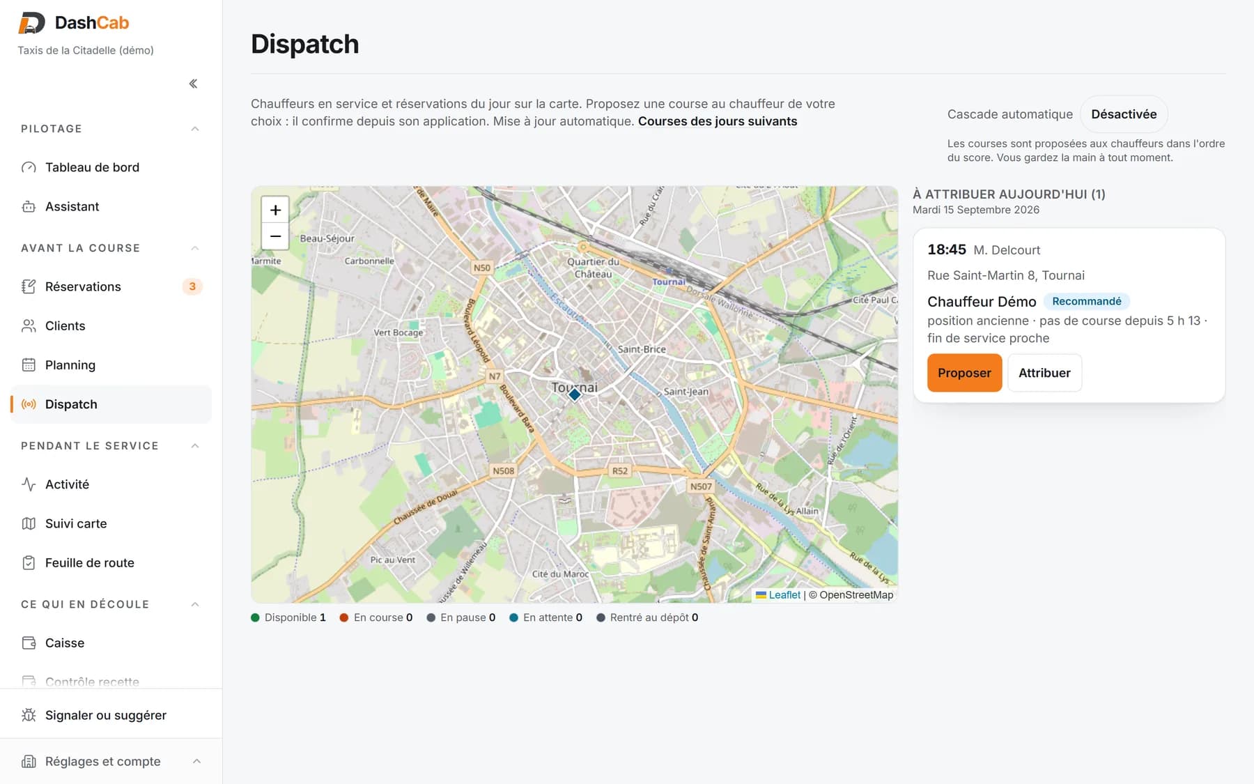 Dispatch DashCab : carte de Tournai avec le taxi en service, et à droite la course de 18 h 45 à attribuer avec le chauffeur recommandé, boutons Proposer et Attribuer